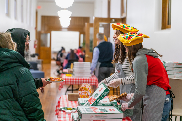 Pizza party for tutoring families P02245-16